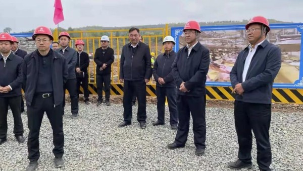 10月5日下午，臨夏州委書記郭鶴立一行來到隧道公司承建的和政綜合農(nóng)貿(mào)市場及冷鏈物流倉儲中心建設(shè)項目（一期工程）觀摩。州委副書記、代州長何東，州領(lǐng)導(dǎo)王鴻岳、馬秀蘭、馬斌、李文瑞等，和政縣委、縣政府相關(guān)領(lǐng)